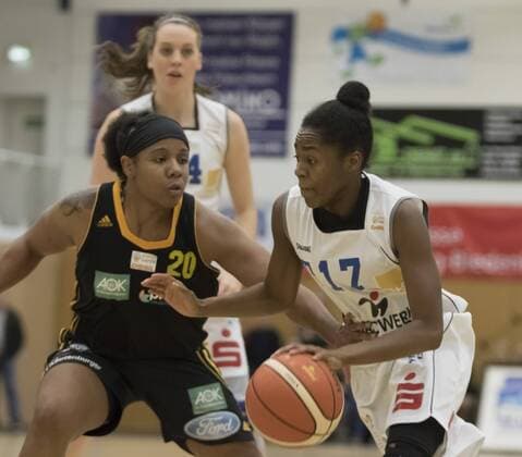 Tonisha Baker (Marburg, re) gegen Angela Tisdale (Saarlouis) 30.1.2016, xmhx 1. Bundesliga Damenbasketball DBBL, BC Pharmaserv Marburg Blue Dolphins - ETV Saarlouis Royals