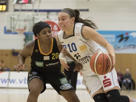 Katlyn Yohn (Marburg, re) vor Angela Tisdale (Saarlouis) 30.1.2016, xmhx 1. Bundesliga Damenbasketball DBBL, BC Pharmaserv Marburg Blue Dolphins - ETV Saarlouis Royals