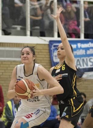 Julia Köppl (Marburg, li) vor Levke Brodersen (Saarlouis, Nr 6) 30.1.2016, xmhx 1. Bundesliga Damenbasketball DBBL, BC Pharmaserv Marburg Blue Dolphins - ETV Saarlouis Royals