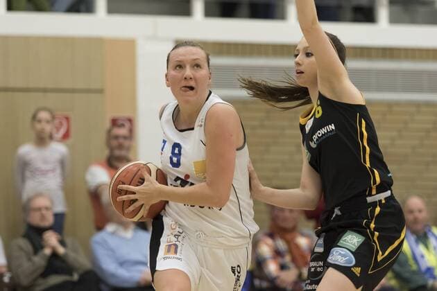 Finja Schaake (Marburg, li) gegen Levke Brodersen (Saarlouis) 30.1.2016, xmhx 1. Bundesliga Damenbasketball DBBL, BC Pharmaserv Marburg Blue Dolphins - ETV Saarlouis Royals