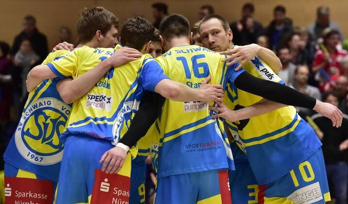 30.01.2016 - Volleyball - 2. Bundesliga Süd Männer - Saison 2015 2016 - SV Schwaig - VC Eltmann - - Teamkreis Schwaig - recht Frank Meyer (10, SV Schwaig )