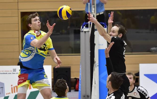 30.01.2016 - Volleyball - 2. Bundesliga Süd Männer - Saison 2015 2016 - SV Schwaig - VC Eltmann - - Janis Späth (2, SV Schwaig , links )