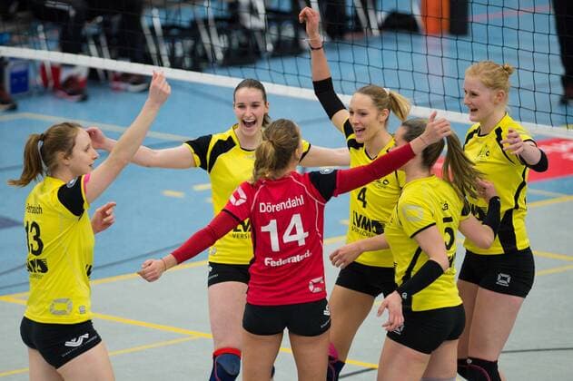 31.01.2016, Halle Berg Fidel, Muenster Volleyball, Bundesliga Frauen, USC Münster Muenster vs. Rote Raben Vilsbiburg Jubel Sarah Petrausch ( 13 Muenster), Sina Fuchs ( 6 Muenster), Linda Dörendahl Doerendahl ( 14 Muenster), Michala Kvapilova ( 4 Muenster), Amanda Sa ( 5 Muenster), Leonie Schwertmann ( 18 Muenster)