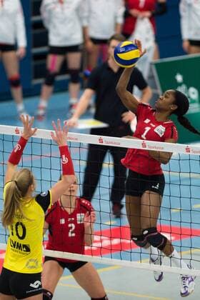 31.01.2016, Halle Berg Fidel, Muenster Volleyball, Bundesliga Frauen, USC Münster Muenster vs. Rote Raben Vilsbiburg Block Ashley Benson ( 10 Muenster) - Angriff Emani Brenita-Rea Sims ( 1 Vilsbiburg)