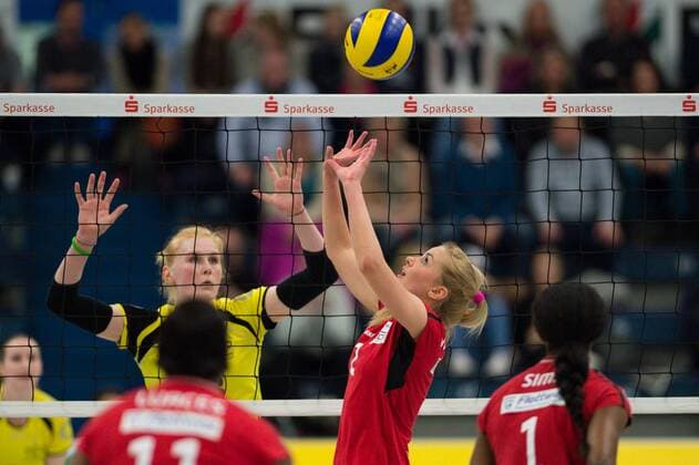 31.01.2016, Halle Berg Fidel, Muenster Volleyball, Bundesliga Frauen, USC Münster Muenster vs. Rote Raben Vilsbiburg Zuspiel Tess von Piekartz ( 2 Vilsbiburg)