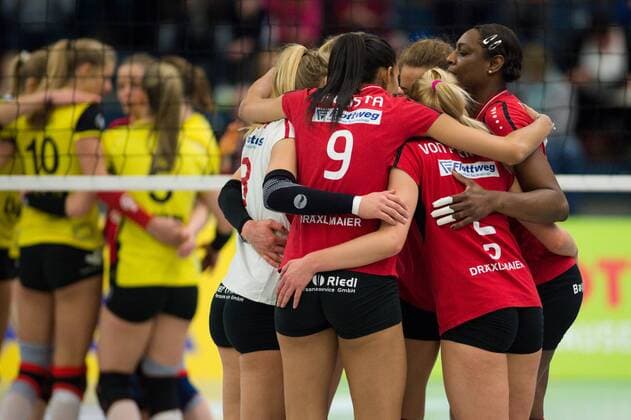 31.01.2016, Halle Berg Fidel, Muenster Volleyball, Bundesliga Frauen, USC Münster Muenster vs. Rote Raben Vilsbiburg Roslandy Acosta Alvarado ( 9 Vilsbiburg), Kirsten Knip ( 3 Vilsbiburg), Tess von Piekartz ( 2 Vilsbiburg), Liana Mesa Luaces ( 11 Vilsbiburg)