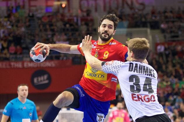 Handball, EM Finale, Deutschland - Spanien Handball Krakau 31.01.2016 Europameisterschaft der Herren Finale Deutschland (GER) - Spanien (ESP) ENTRERRIOS Raul (Spanien, No.09) Rune Dahmke (Deutschland, No.34)