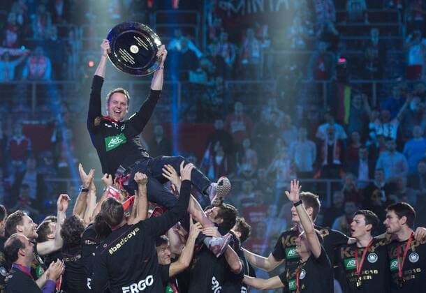 Themen der Woche - SPORT Bilder des Tages - SPORT Handball, EM, Deutschland ist Europameister Siegerehrung: Die Deutsche Mannschaft ist Europameister. Bundestrainer Dagur SIGURDSSON wird mit der Trophy von der Mannschaft in die Hoehe gehoben. Finale: Deutschland - Spanien in Krakau am 31.01.2016. Handball Europameisterschaft 2016 in Polen,