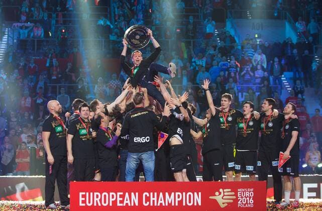 Handball Krakau 31.01.2016 Europameisterschaft der Herren Finale Deutschland (GER) - Spanien (ESP) Deutschland ist Europameister Jubel Dagur Sigurdsson (Deutschland, Trainer) mit dem Pokal