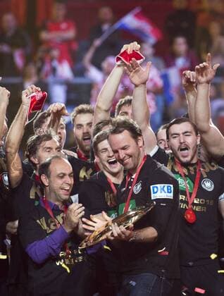 Themen der Woche - SPORT Bilder des Tages - SPORT Siegerehrung: Die Deutsche Mannschaft ist Europameister. DHB-Vizepraesident Bob HANNING und Bundestrainer Dagur SIGURDSSON (vl) feiern mit der Trophy. Finale: Deutschland - Spanien in Krakau am 31.01.2016. Handball Europameisterschaft 2016 in Polen,