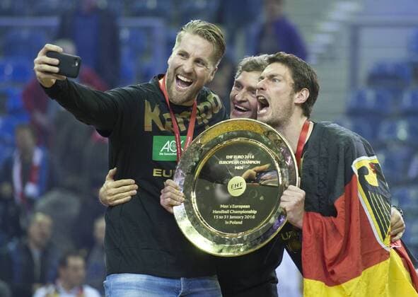 Siegerehrung: Die Deutsche Mannschaft ist Europameister. Teammanager Oliver ROGGISCH, Physiotherapeut Peter GRAESCHUS und Torhueter Carsten LICHTLEIN mit der Trophy (vl) posieren fuer ein Selfie. Finale: Deutschland - Spanien in Krakau am 31.01.2016. Handball Europameisterschaft 2016 in Polen,