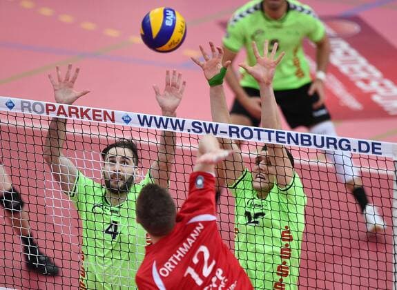 Volleyball Saison 2015 2016 31 .01.2016 1. Volleyball Bundesliga TV Rottenburg - CV Mitteldeutschland Felix Orthmann (TV Rottenburg,mitte) gegen CVM-Neuzugang Matthew William Leske (li) und Janusz Gorski (CVM,re) im Block 