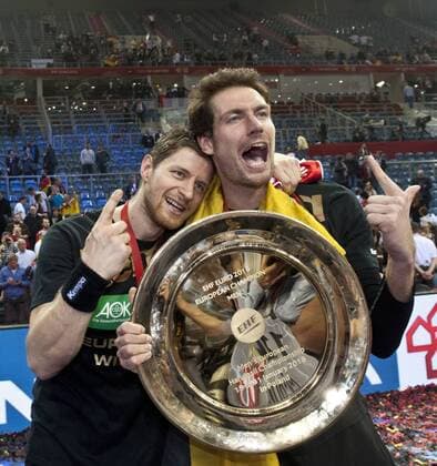 Martin STROBEL und Torhueter Carsten LICHTLEIN (vl) freuen sich mit der Siegertrophy. Siegerehrung: Die Deutsche Mannschaft ist Europameister. Finale: Deutschland - Spanien in Krakau am 31.01.2016. Handball Europameisterschaft 2016 in Polen,