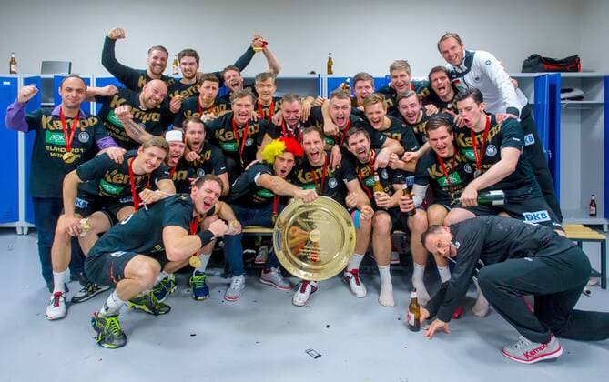 Handball, EM Siegerfoto Deutschland in der Kabine Handball Krakau 31.01.2016 Europameisterschaft der Herren Finale Deutschland (GER) - Spanien (ESP) Deutschland ist Europameister Jubel in der Kabine