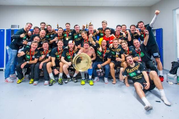 Handball, EM Siegerfoto Deutschland in der Kabine Handball Krakau 31.01.2016 Europameisterschaft der Herren Finale Deutschland (GER) - Spanien (ESP) Deutschland ist Europameister Jubel in der Kabine