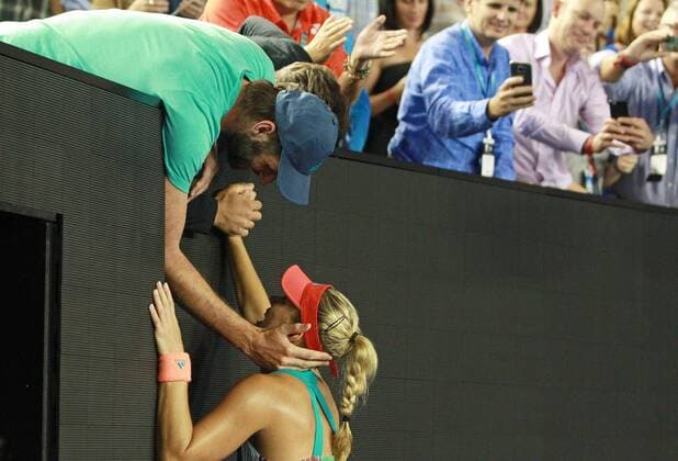 Trainer Torben Beltz (vorn) und Physiotherapeut Simon Iden gratulieren Angelique Kerber, GER, after the final at 2016 Australian Open in Melbourne, 30 01 2016; -