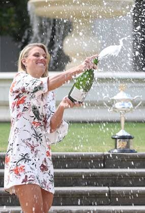 Angelique Kerber, GER, at a trophy-photoshoot in front of the government house during the 2016 Australian Open in Melbourne, 31 01 2016; -