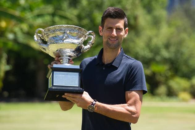 Bilder des Tages SPORT Novak Djokovic of Serbia poses for photos with the Norman Brookes Challenge Cup at the Government House in Melbourne, Australia, Feb. 1, 2016. Novak Djokovic of Serbia won his men s singles final match against Andy Murray of Britain during the Australian Open Tennis Championships on Sunday. ) (SP)AUSTRALIA-MELBOURNE-TENNIS-AUSTRALIAN OPEN-MEN S SINGLES-CHAMPION BaixXue 