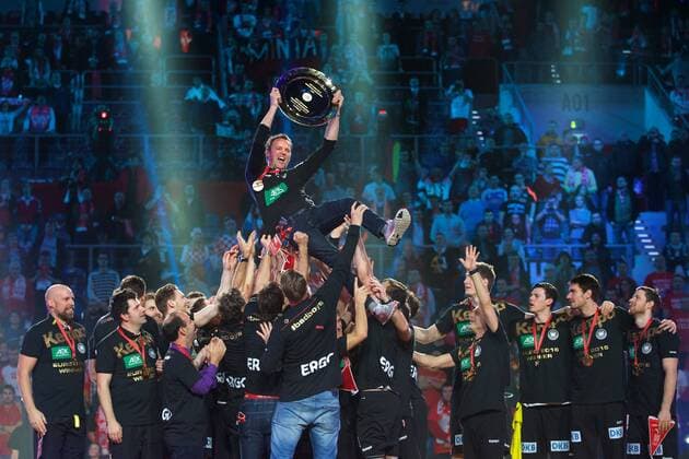 Handball, EM, Deutschland ist Europameister Handball Krakau 31.01.2016 Europameisterschaft der Herren Finale Deutschland (GER) - Spanien (ESP) Deutschland ist Europameister Jubel Dagur Sigurdsson (Deutschland, Trainer) mit Pokal