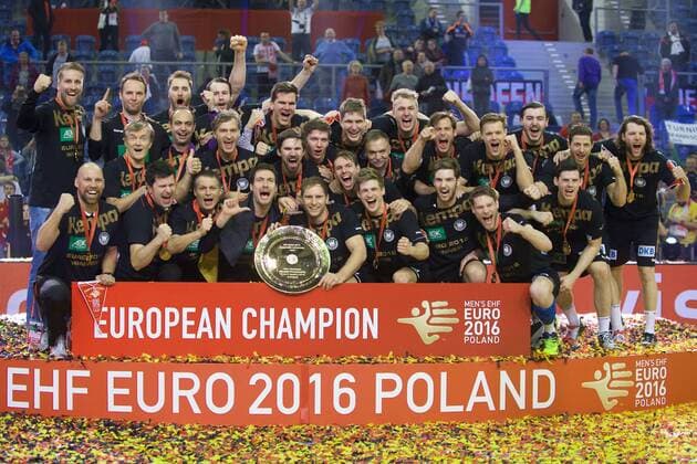 Handball, EM, Deutschland ist Europameister Handball Krakau 31.01.2016 Europameisterschaft der Herren Finale Deutschland (GER) - Spanien (ESP) Deutschland ist Europameister Jubel Johannes Sellin (Deutschland, No.05) Finn Lemke (Deutschland, No.06) Tobias Reichmann (Deutschland, No.09) Fabian Wiede (Deutschland, No.10) Hendrik Pekeler (Deutschland, No.13) Carsten Lichtlein (Deutschland, TW, No.16) Steffen Weinhold (Deutschland, No.17) Martin Strobel (Deutschland, No.19) Erik Schmidt (Deutschland, No.21) Steffen Fäth (Deutschland, No.23) Kai Häfner (Deutschland, No.25) Andreas Wolff (Deutschland, TW, No.33) Rune Dahmke (Deutschland, No.34) Julius Kühn (Deutschland, No.35) Simon Ernst (Deutschland, No.40) Niclas Pieczkowski (Deutschland, No.43) Christian Dissinger (Deutschland, No.47) Jannik Kohlbacher (Deutschland, No.48) Dagur Sigurdsson (Deutschland, Trainer) Axel Kromer (Deutschland, Assistenztrainer Co-Trainer) Alexander Haase (Deutschland, Co-Trainer, Assistenztrainer) Bob Hanning Oliver Roggisch Uwe Gensheimer