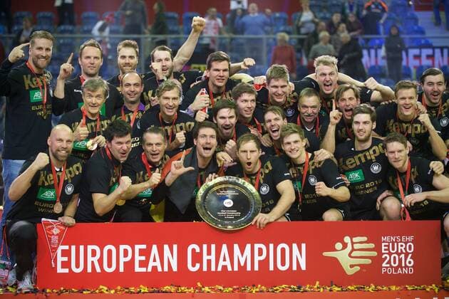 Themen der Woche - SPORT Handball, EM, Deutschland ist Europameister Handball Krakau 31.01.2016 Europameisterschaft der Herren Finale Deutschland (GER) - Spanien (ESP) Deutschland ist Europameister Jubel Johannes Sellin (Deutschland, No.05) Finn Lemke (Deutschland, No.06) Tobias Reichmann (Deutschland, No.09) Fabian Wiede (Deutschland, No.10) Hendrik Pekeler (Deutschland, No.13) Carsten Lichtlein (Deutschland, TW, No.16) Steffen Weinhold (Deutschland, No.17) Martin Strobel (Deutschland, No.19) Erik Schmidt (Deutschland, No.21) Steffen Fäth (Deutschland, No.23) Kai Häfner (Deutschland, No.25) Andreas Wolff (Deutschland, TW, No.33) Rune Dahmke (Deutschland, No.34) Julius Kühn (Deutschland, No.35) Simon Ernst (Deutschland, No.40) Niclas Pieczkowski (Deutschland, No.43) Christian Dissinger (Deutschland, No.47) Jannik Kohlbacher (Deutschland, No.48) Dagur Sigurdsson (Deutschland, Trainer) Axel Kromer (Deutschland, Assistenztrainer Co-Trainer) Alexander Haase (Deutschland, Co-Trainer, Assistenztrainer) Bob Hanning Oliver Roggisch Uwe Gensheimer