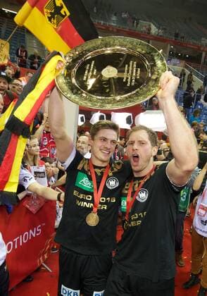 Handball, EM, Deutschland ist Europameister Handball Krakau 31.01.2016 Europameisterschaft der Herren Finale Deutschland (GER) - Spanien (ESP) Deutschland ist Europameister Jubel Rune Dahmke (Deutschland, No.34) Steffen Weinhold (Deutschland, No.17) re.