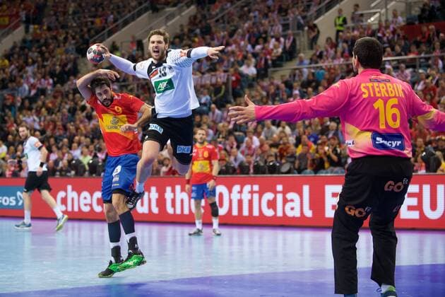 Handball Krakau 31.01.2016 Europameisterschaft der Herren Finale Deutschland (GER) - Spanien (ESP) Hendrik Pekeler (Deutschland, No.13) ENTRERRIOS Raul (Spanien, No.09) STERBIK Arpad (Spanien, TW, No.16)
