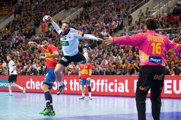 Handball Krakau 31.01.2016 Europameisterschaft der Herren Finale Deutschland (GER) - Spanien (ESP) Hendrik Pekeler (Deutschland, No.13) ENTRERRIOS Raul (Spanien, No.09) STERBIK Arpad (Spanien, TW, No.16)
