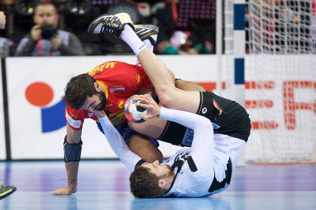 Handball Krakau 31.01.2016 Europameisterschaft der Herren Finale Deutschland (GER) - Spanien (ESP) Hendrik Pekeler (Deutschland, No.13) MAQUEDA Jorge (Spanien, No.05)