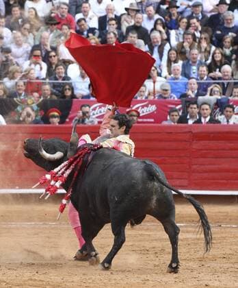 Spanish bullfighter Jose Tomas gets hit by his first bull, 522 kgs Bellotero , at the bullring in Mexico City on 31 January 2016. EFE Mario Guzman BULLFIGHTING !ACHTUNG: NUR REDAKTIONELLE NUTZUNG!  20160201-635899113275653233