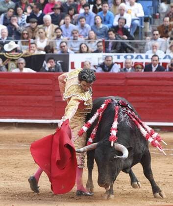 Spanish bullfighter Jose Tomas fights his first bull, 522 kgs Bellotero , at the bullring in Mexico City on 31 January 2016. EFE Mario Guzman BULLFIGHTING !ACHTUNG: NUR REDAKTIONELLE NUTZUNG!  20160201-635899113895437260