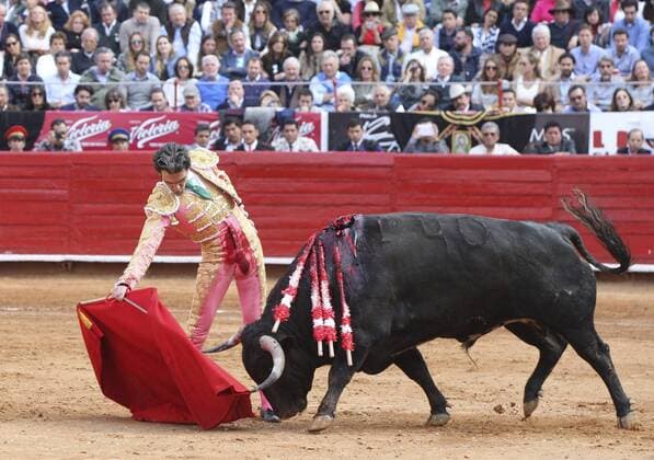 Spanish bullfighter Jose Tomas fights his first bull, 522 kgs Bellotero , at the bullring in Mexico City on 31 January 2016. EFE Mario Guzman BULLFIGHTING !ACHTUNG: NUR REDAKTIONELLE NUTZUNG!  20160201-635899113905733194