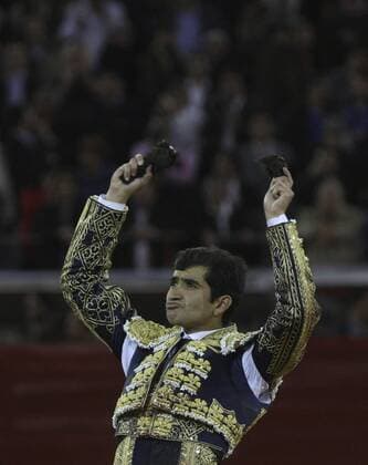 Mexican bullfighter Joselito Adame cuts two ears from his bull after his bullfight at the bullring in Mexico City on 31 January 2016. EFE Mario Guzman BULLFIGHTING !ACHTUNG: NUR REDAKTIONELLE NUTZUNG!  20160201-635899115155597182