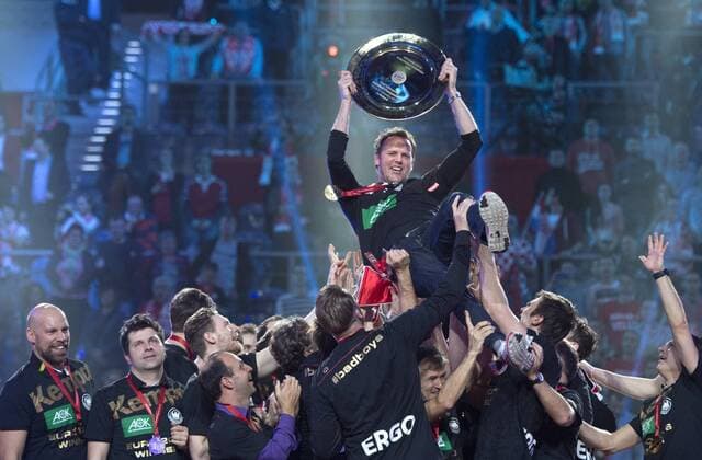 Handball, EM, Deutschland ist Europameister Siegerehrung: Die Deutsche Mannschaft ist Europameister. Bundestrainer Dagur SIGURDSSON wird mit der Trophy von der Mannschaft in die Hoehe gehoben. Finale: Deutschland - Spanien in Krakau am 31.01.2016. Handball Europameisterschaft 2016 in Polen,