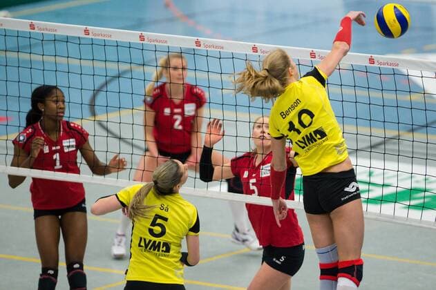 01.02.2016, Halle Berg Fidel, Muenster Volleyball, Bundesliga Frauen, USC Münster Muenster vs. Rote Raben Vilsbiburg Amanda Sa ( 5 Muenster), Angriff Ashley Benson ( 10 Muenster)