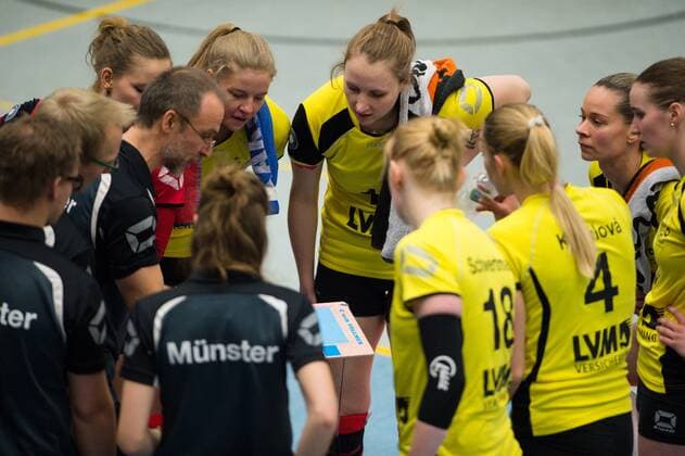 01.02.2016, Halle Berg Fidel, Muenster Volleyball, Bundesliga Frauen, USC Münster Muenster vs. Rote Raben Vilsbiburg Auszeit Timeout Muenster - Andreas Vollmer (Trainer Coach Muenster)