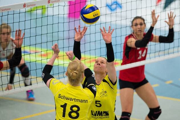 01.02.2016, Halle Berg Fidel, Muenster Volleyball, Bundesliga Frauen, USC Münster Muenster vs. Rote Raben Vilsbiburg Leonie Schwertmann ( 18 Muenster), Zuspiel Amanda Sa ( 5 Muenster)