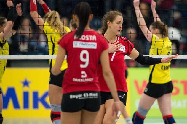 01.02.2016, Halle Berg Fidel, Muenster Volleyball, Bundesliga Frauen, USC Münster Muenster vs. Rote Raben Vilsbiburg Roslandy Acosta Alvarado ( 9 Vilsbiburg), Barbara Roxana Wezorke ( 7 Vilsbiburg) enttäuscht enttaeuscht traurig