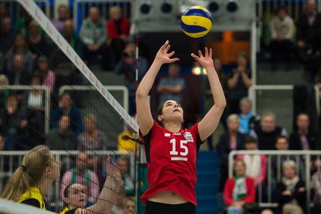 01.02.2016, Halle Berg Fidel, Muenster Volleyball, Bundesliga Frauen, USC Münster Muenster vs. Rote Raben Vilsbiburg Zuspiel Mona Elwassimy ( 15 Vilsbiburg)