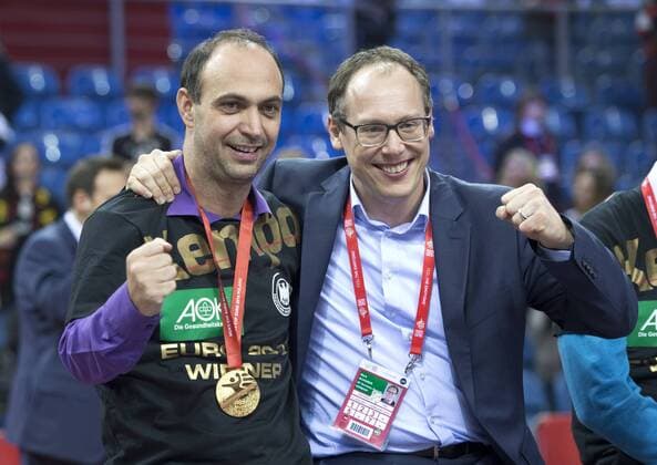 Siegerehrung: Freude bei DHB-Vizepraesident Bob HANNING und DHB Generalsekretaer Uwe SCHWENKER (vl) Finale: Deutschland - Spanien in Krakau am 31.01.2016. Handball Europameisterschaft 2016 in Polen,