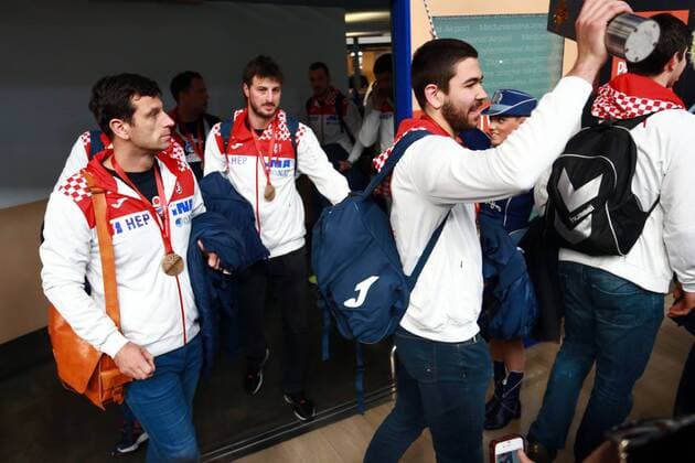 Handball, EM, Kroatische Nationalspieler am Flughafen in Zagreb empfangen Handball players return - Zagreb, Croatia 02.01.2016., Zagreb, Croatia -Arrival od handball players in Zagreb Airport after winning bronze medal at the European Championship EM Europameisterschaft in Poland. Luka Sebetic, Domagoj Duvnjak.  DaliborxUrukalovic PIXSELL