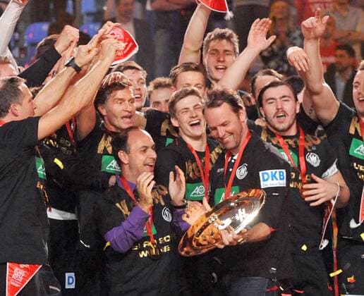 Krakau Krakow, 31.1.2016 (Polen), TAURON Arena Krakwo Arena, EURO 2016, Handball-Europameister, Männer, Finale Deutschland vs Spanien Europameister Deutschland Jubelt, feiert Bildmitte bh und t