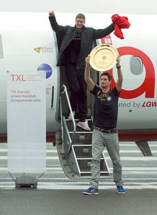 Bilder des Tages SPORT Berlin Flughafen Tegel 01.02 2016 Empfang der Handball Nationalmannschaft EUROPAMEISTER 2016 Torwart Carsten LICHTLEIN reckte die EM-Trophäe Pokal in die Luft dahinter Finn LEMKE