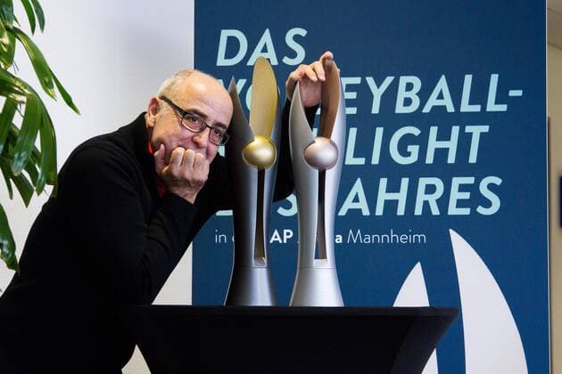 Mannheim Bernhard Lobmueller (Allianz MTV Stuttgart, Manager) umarmt schon den Pokal; 2016 DVV-Pokalfinale (DVV-Pokal) Pressekonferenz, SAP Arena, Mannheim Deutschland, 20160201; Copyright: Wuechnerx xEibner-Pressefoto EP_nwr