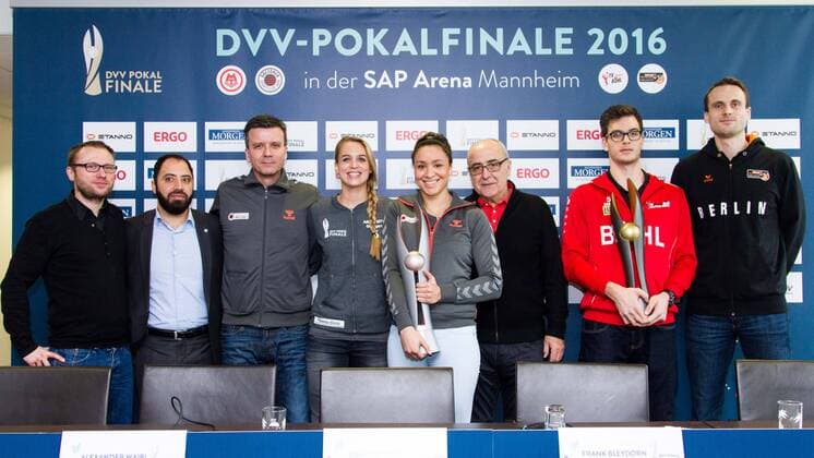 Mannheim Foto aller Beteiligten: Matthias Klee (Berlin Recycling Volleys, Teammanager), Luciano Lago (TV Ingersoll Buehl, Teammanager), Alexander Waibl (Dresdner SC, Cheftrainer), Kim Renkema (Allianz MTV Stuttgart, Kapitaen, 5), Lisa Izquierdo (Dresdner SC, Außenangriff, 13), Bernhard Lobmueller (Allianz MTV Stuttgart, Manager), David Sossenheimer (TV Ingersoll Buehl, Kapitaen) und Tomas Kmet (Berlin Recycling Volleys, Mittelblock); 2016 DVV-Pokalfinale (DVV-Pokal) Pressekonferenz, SAP Arena, Mannheim Deutschland, 20160201; Copyright: Wuechnerx xEibner-Pressefoto EP_nwr