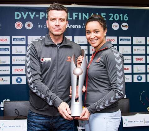 Mannheim Alexander Waibl (Dresdner SC, Cheftrainer) und Lisa Izquierdo (Dresdner SC, Außenangriff, 13) mit dem neuen Pokal; 2016 DVV-Pokalfinale (DVV-Pokal) Pressekonferenz, SAP Arena, Mannheim Deutschland, 20160201; Copyright: Wuechnerx xEibner-Pressefoto EP_nwr