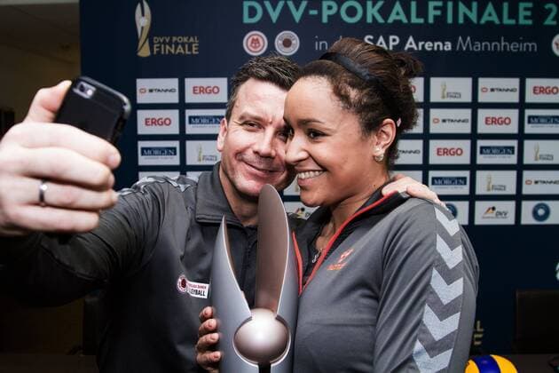 Mannheim Selfie: Alexander Waibl (Dresdner SC, Cheftrainer) und Lisa Izquierdo (Dresdner SC, Außenangriff, 13); 2016 DVV-Pokalfinale (DVV-Pokal) Pressekonferenz, SAP Arena, Mannheim Deutschland, 20160201; Copyright: Wuechnerx xEibner-Pressefoto EP_nwr