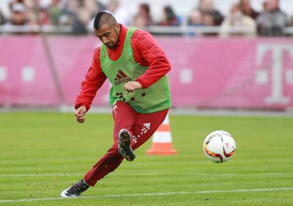 Arturo Vidal beim Schusstraining Fussball 1.BL FC Bayern München 01.02.2015 Training