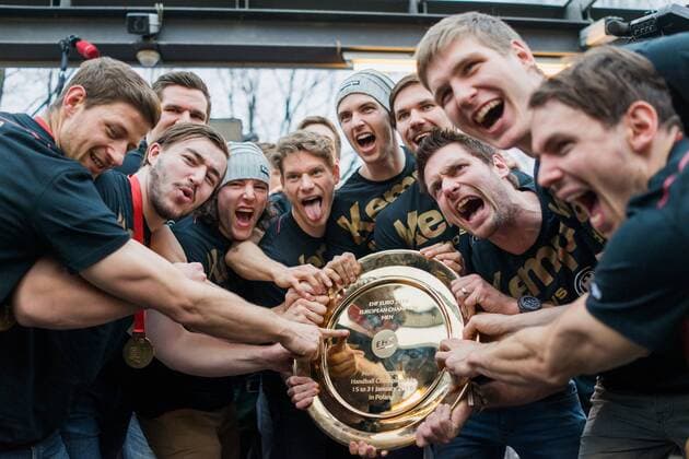 Berlin, Deutschland, 01.02.2016: Empfang der Europameister der Deutschen Handball Nationalmannschaft nach dem siegreichen EM-Finale in Krakau gegen Spanien. Direkt nach der Ankunft an der Max-Schmeling-Halle jubeln die Spieler der Nationalmannschaft mit der Meisterschale fuer ein Foto.