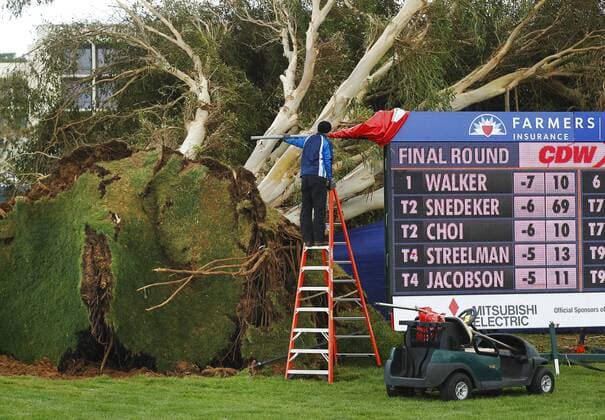 Golf, Farmers Insurance Open in San Diego wegen schlechten Wetters unterbrochen Feb. 1, 2016 - San Diego, CA, USA - A number of trees fell at Torrey Pines Golf Course, delaying the Farmers Insurance Open on Feb. 1, 2015 in San Diego. Here a worked cleans up near the 16th hole of the south course. Delayed Farmers Inurance Open - ZUMAm67_